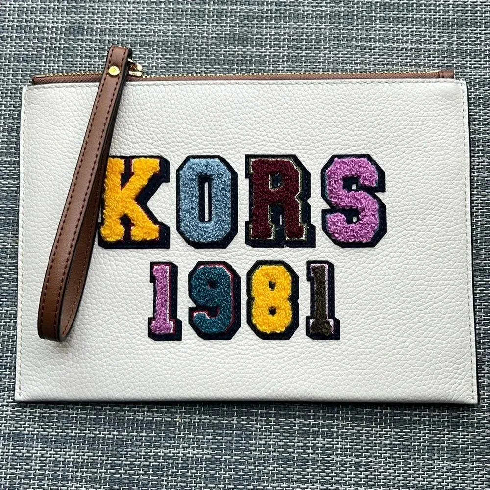Michael Kors large wristlet Rare💥